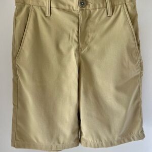 Under Armour Boys Golf Shorts. Size Youth Medium. Khaki, button/zip. Perfect!